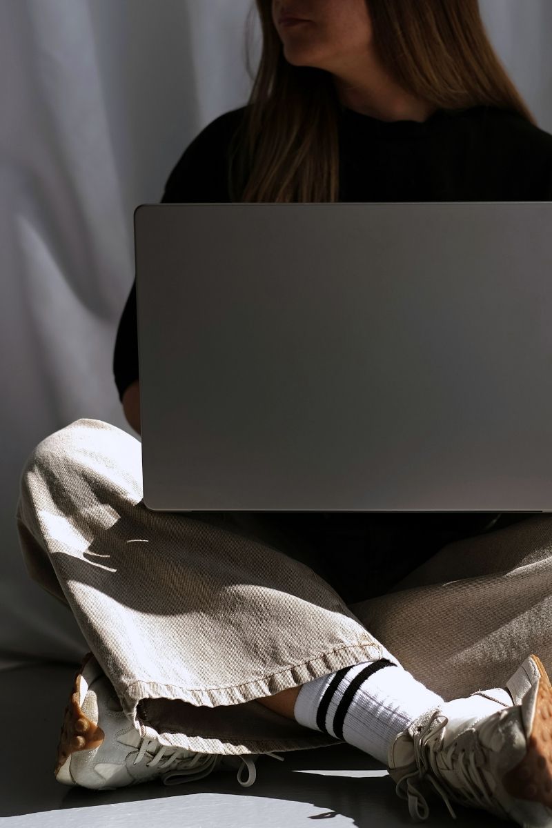 woman on laptop using canva, showing an example of 3 canva font pairings, free canva template download