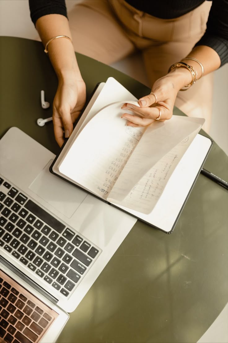 Thumbnail image for YouTube tutorial on how to turn handwriting into a font and upload it to Canva using free tools